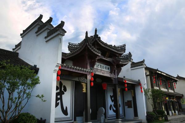 重庆:拓展消费新场景 火锅香里迎新年